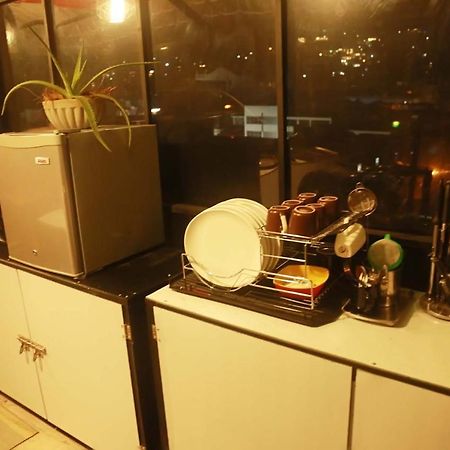 Mid Town Hostel קנדי מראה חיצוני תמונה