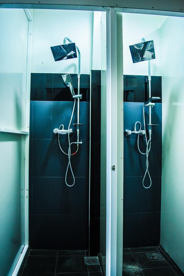 Mid Town Hostel קנדי מראה חיצוני תמונה