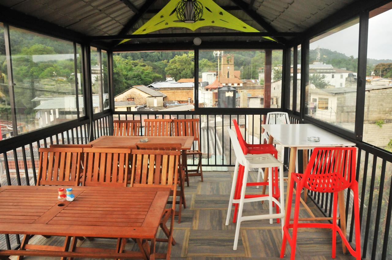 Mid Town Hostel קנדי מראה חיצוני תמונה