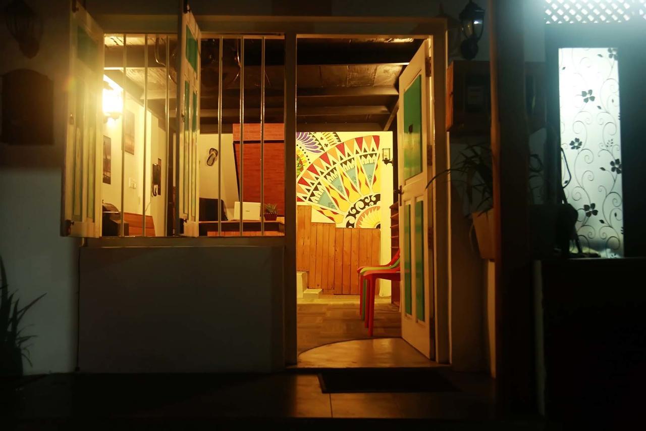 Mid Town Hostel קנדי מראה חיצוני תמונה