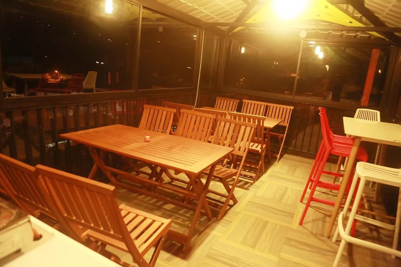 Mid Town Hostel קנדי מראה חיצוני תמונה